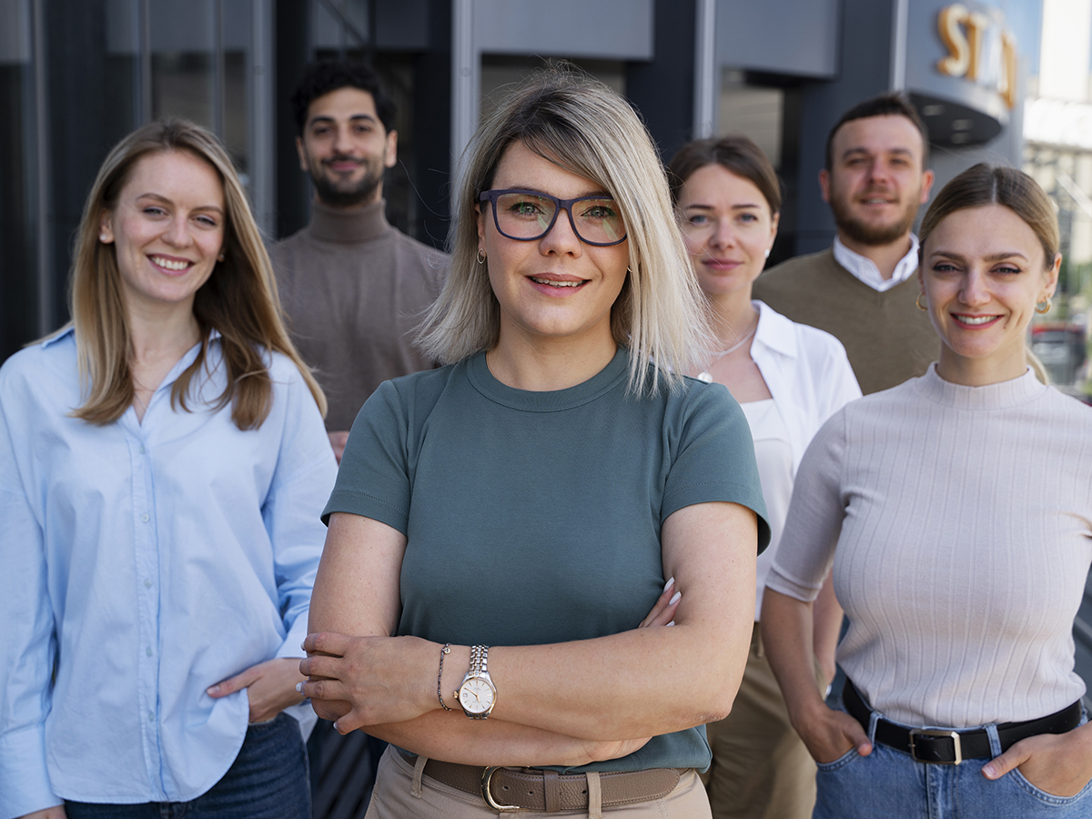 empowered-business-woman-working-city_AA